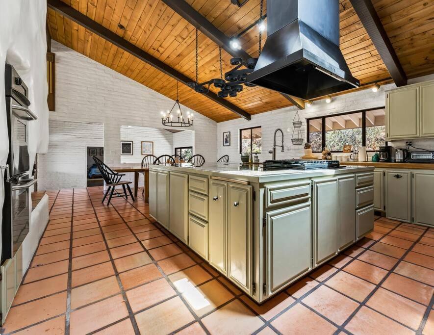 Scenic Spanish Rancho - Breathtaking Views *